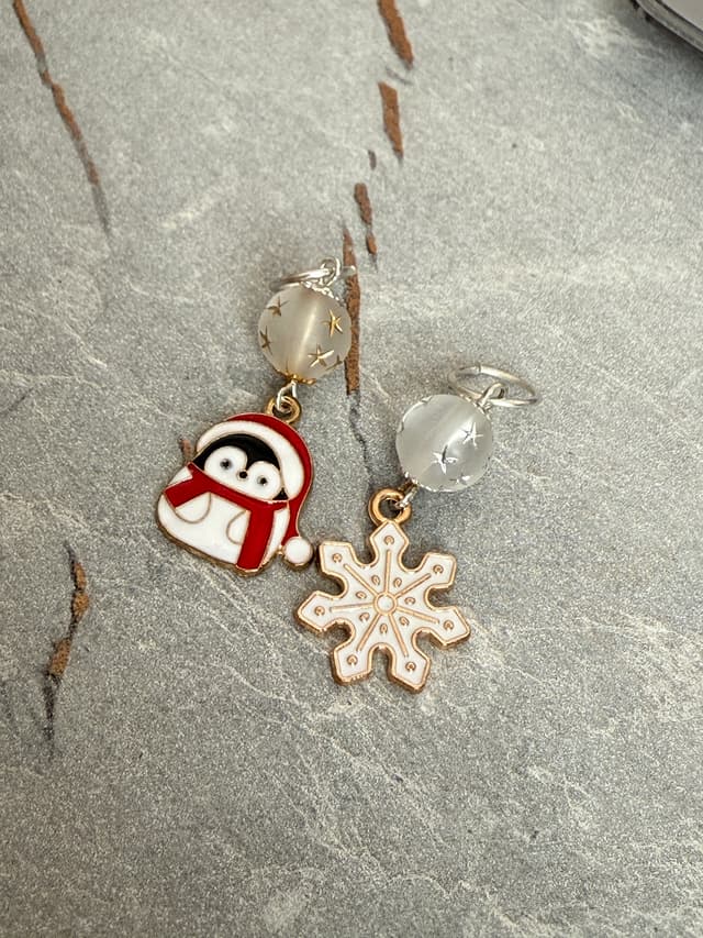 Два новогодних маркера для вязания с подвеской