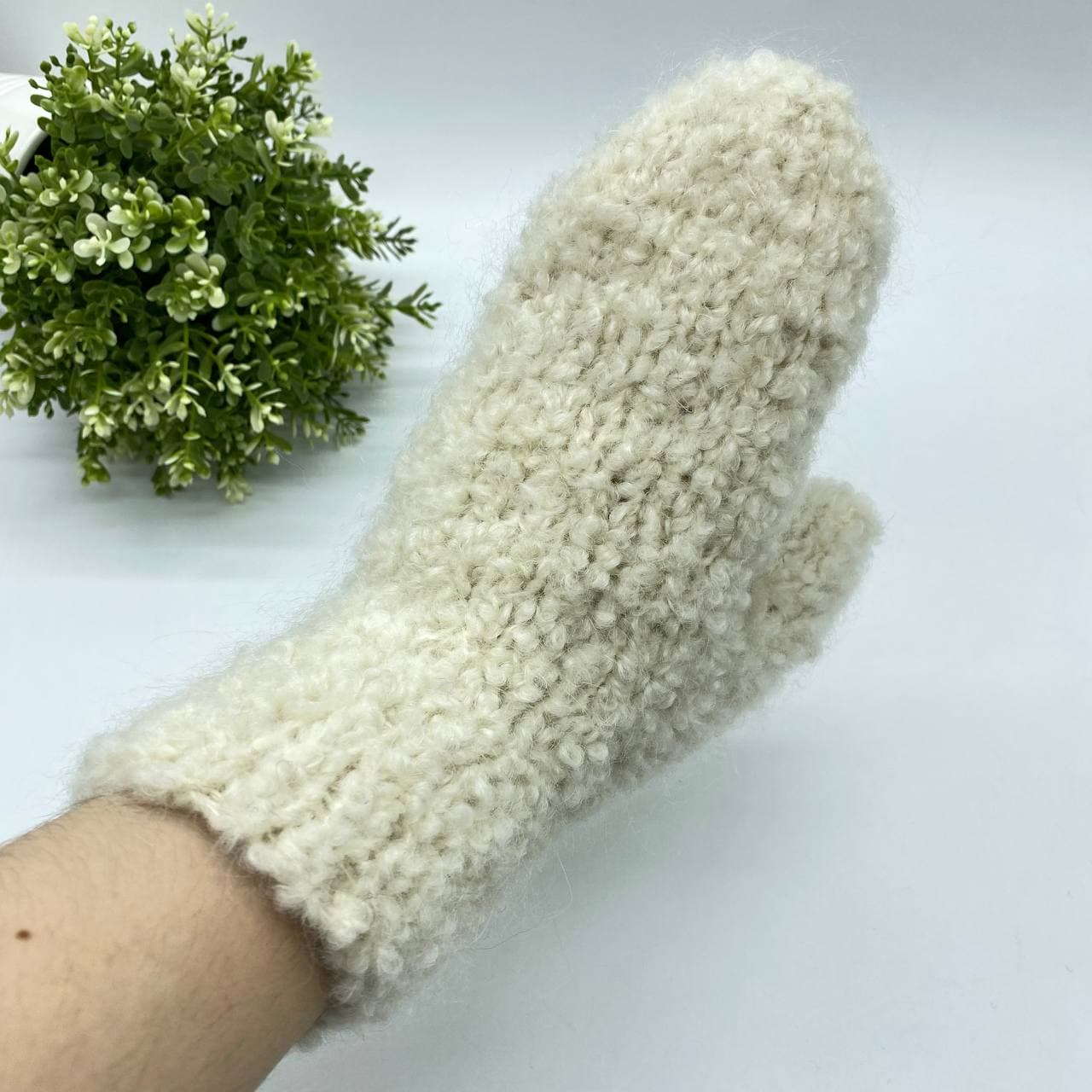 Варежки из букле молочные