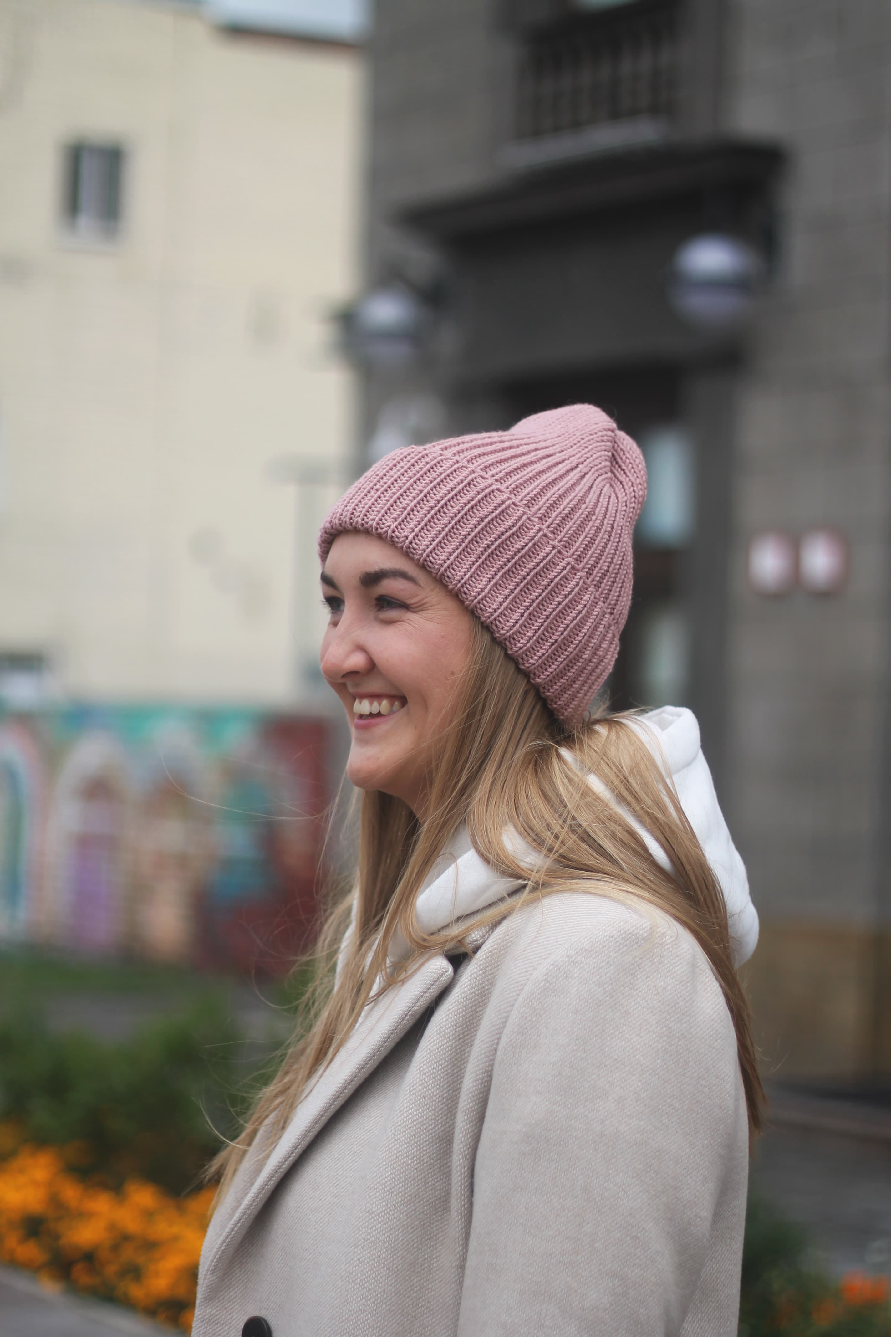 Шапка из мериноса (увядшая роза)